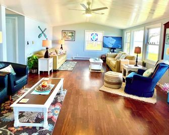 Up North Getaway, Pet friendly, Dock, Kayaks, Firepit, Views. Near Mackinaw City - Cheboygan - Sala de estar