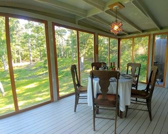In-Town-Walk to Everything! Pets Ok! Screened Porch, 3 A/C Units, Outdoor Shower - Vineyard Haven - Jídelna