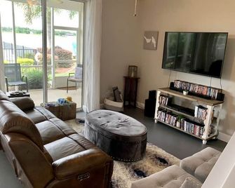 Beautiful Lakefront Townhouse with Pool - Lake Placid - Soggiorno