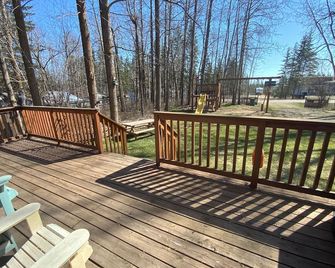Cozy Family Cabin - Rimbey - Balcony