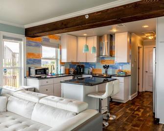 The Nest - A waterfront cottage sitting high above the tree tops - Long Beach - Kitchen