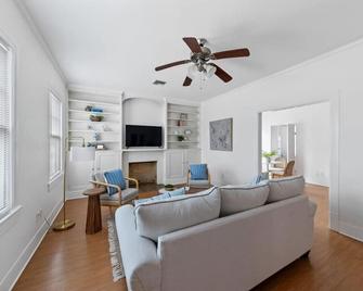 Large Groups Welcome - 2 Homes Next Door - Nueva Iberia - Sala de estar