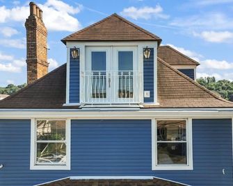 Elegant Family Haven - Monaca - Building