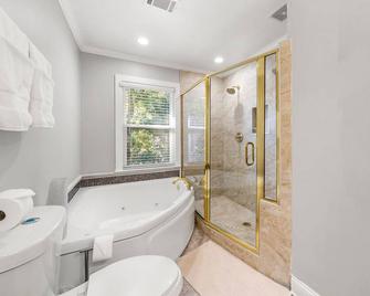Beautiful & large newly renovated 5 bedroom house. - Marietta - Baño