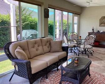 Stunning 3/2 Home W/Gas Golf Cart, Bbq Grill, And Free Wifi!! - The Villages - Living room