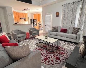 Remodeled luxury with Proximity - Lewisville - Huiskamer