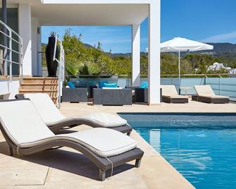 Contemporary Ibiza Villa | 150 Metres To The Beach | Villa Andrey | 5 Bedrooms. - Sant Josep de sa Talaia - Piscine