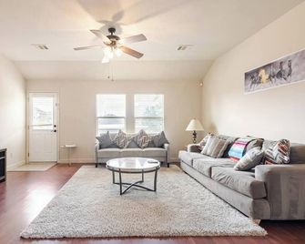Spacious 4-bedroom house in fantastic Buda with WiFi, game /fitness room& more! - Buda - Living room