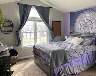 Lakefront Home on Beautiful Lake Shangri-la - Bristol - Bedroom