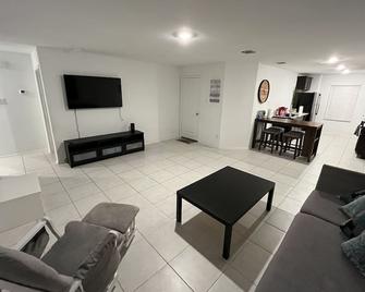 Cheerful 2 bedroom house with Community Lazy River - McKinney - Living room