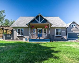 Spacious Family Home with Hot Tub - Ellensburg - Building