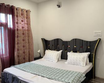Shesh Bagh Boutique Homestay - Srinagar - Schlafzimmer