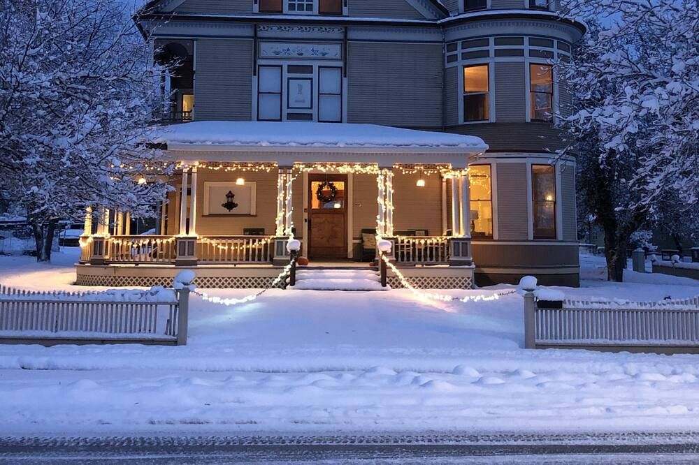 Victorian Mansion Newly Renovated. Sleeps 16. Two kitchens. - Yreka - Gebouw