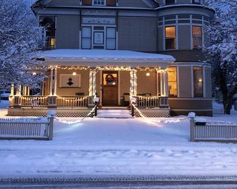 Victorian Mansion Newly Renovated. Sleeps 16. Two kitchens. - 이레카 - 건물