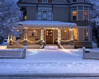 Victorian Mansion Newly Renovated. Sleeps 16. Two kitchens. - Yreka - Gebouw