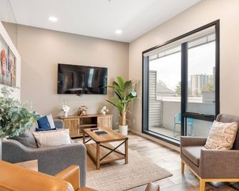 Illume New Modern downtown Views with a Pool - Nashville - Living room