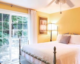 Charming 2b/1b Cottage, Private Patio, Downtown, Offstreet Parking, Dog Friendly - Saugatuck - Bedroom