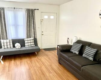 Comfy, Clean & Spacious w/2 TVs, parking, laundry - Hackensack - Living room