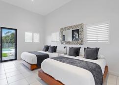 Beachfront 3-Bed with Private Pool & Fireplace - Parrearra - Yatak Odası