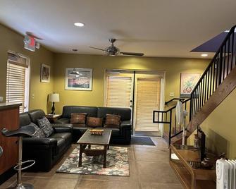 Astronomers Birders Hikers Portal Rodeo Lodging, Fly in Option 3 bedrooms - Rodeo