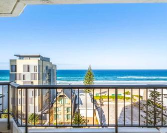 Carrington Getaway Ocean Views Wifi Parking - Main Beach - Balkón