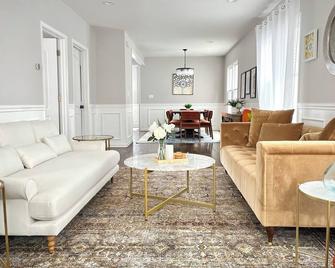 Family friendly 5b/ 4ba sun-drenched home in Jefferson Park, 2 car garage! - Chicago - Living room