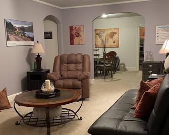 Very private cozy cottage, beautiful country setting surrounded with pine trees. - New Hill - Living room