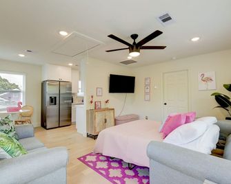Flamingos on 45th - Carriage House - Cute and Cozy - Galveston - Bedroom