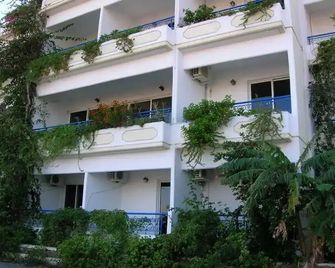 Christiana Hotel Apartments - Gennadi