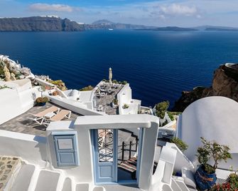 Aris Caves - Oia