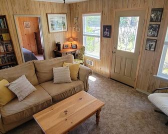 4 guest · Eddie Bauer's former Beachfront Cottage - Neah Bay - Sala de estar