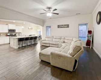 3-bedroom house in welcoming Hobbs with WiFi, AC - Hobbs - Living room