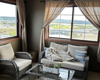 Riverview Retreat! - Oacoma - Wohnzimmer