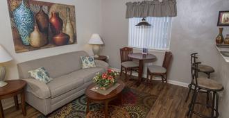 Affordable Corporate Suites - Lanford - Roanoke - Living room