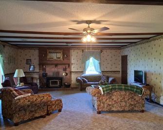 Nature Lovers' Retreat! Ride, Bike, Fish: 3BR Ranch Home with Lake and Trails! - Iola - Living room
