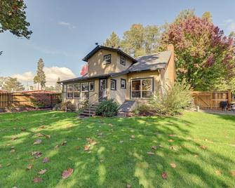 Cozy Grants Pass Home about 9 Mi to Rogue River Access - Grants Pass - Budova