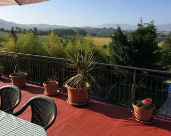 Air Conditioned Villa With Own Exclusive Swimming Pool And Stunning Views - 팔리아노 - 발코니