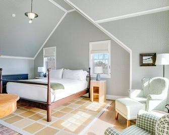 Charming, Stand-alone, 2-Story, Garden Cottage at Historic Canoe Place Inn - Hampton Bays - Schlafzimmer