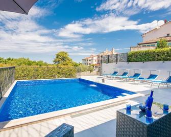 Stunning Home In Dobrinj - Dobrinj - Piscine