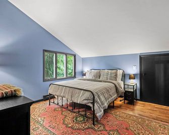 Modern 3-bedroom house with EV Charger in West Jefferson - West Jefferson - Bedroom