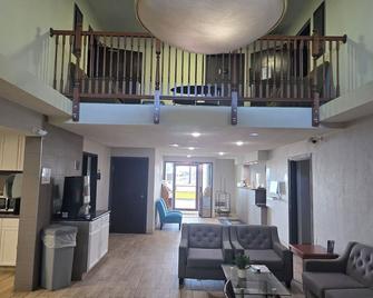 Days Inn by Wyndham Portage - Portage - Obývací pokoj