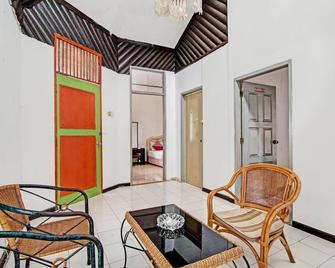 OYO 92331 Rindu Sempadan Cottage Near Taman Wisata Rindu Sempadan - Пеканбару - Вітальня