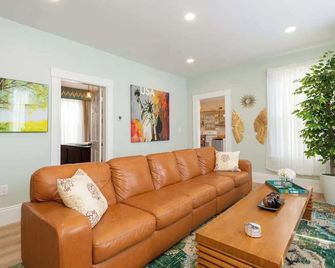 New Spacious 3br Downtown|beverly+salem|parking - Beverly - Living room