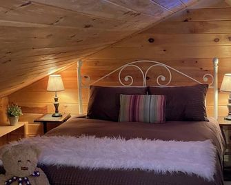 The Carriage House, North Conway Village. Walk to Village Restaurants & Shops - North Conway - Bedroom