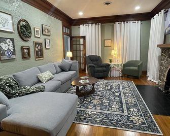 The Corner Cottage--where vintage charm meets modern comfort. Sleeps 6 - Meridian - Living room