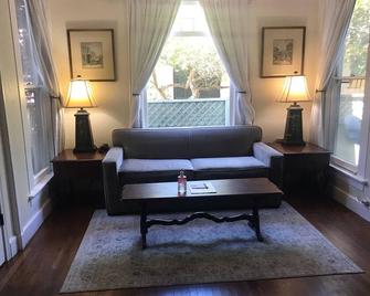 Cherokee Lodge - Coronado - Living room
