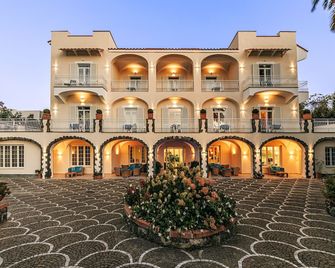 هوتل ريجينا بالاس تيرمي - إيشيا - مبنى