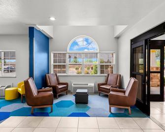 Microtel Inn & Suites by Wyndham Searcy - Searcy - Лоббі