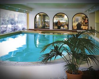 โรงแรมแอดมิรัล วิลล่าแอร์เม - เดเซนซาโน เดล การ์ดา - สระว่ายน้ำ