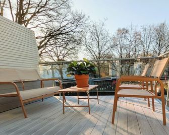 Maritime studio with spacious balcony. Free parking on the street - Hamburg - Balkon